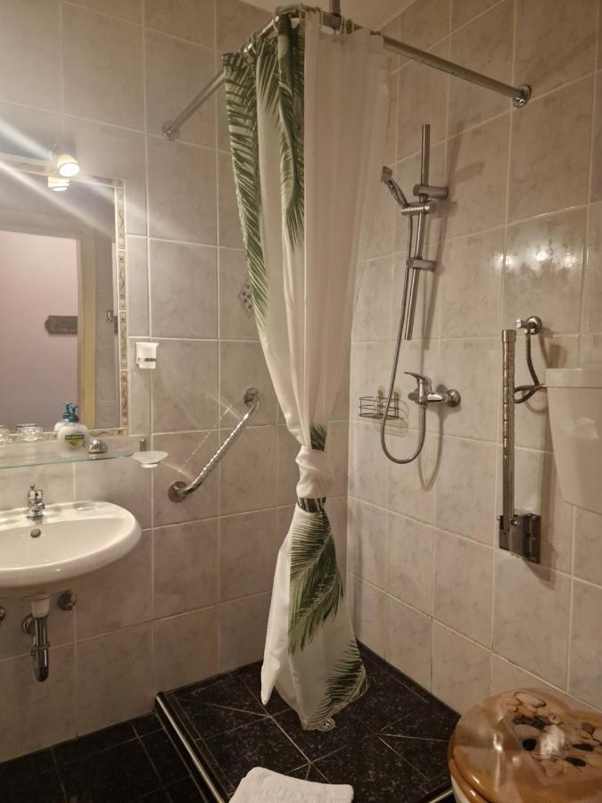 Hotel Bavaria Инцел Екстериор снимка