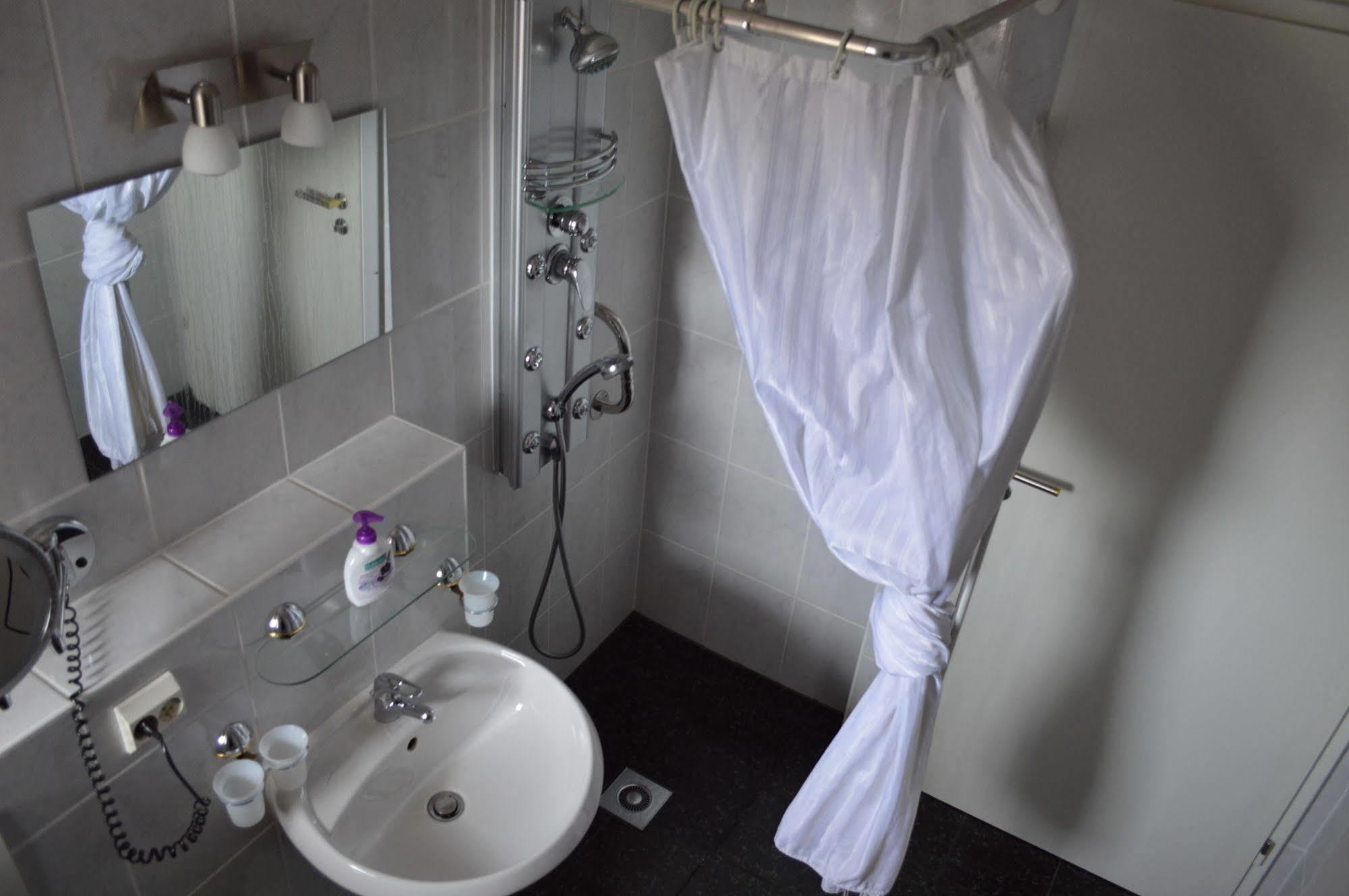 Hotel Bavaria Инцел Екстериор снимка